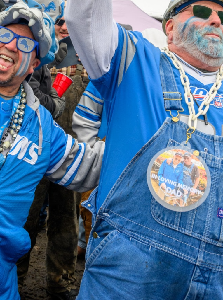 Cheering NFL Lions fans